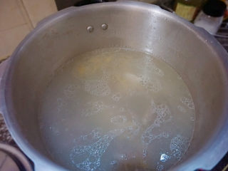 海带筒骨汤,后等高压锅释放完锅内压力，打开盖子