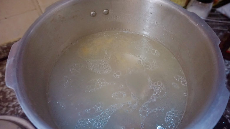 海带筒骨汤,后等高压锅释放完锅内压力，打开盖子