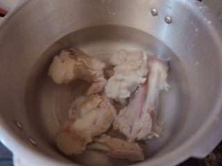 海带筒骨汤,再放入高压锅中，假如清水和姜片