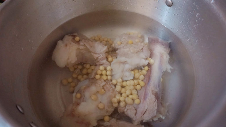 海带筒骨汤,可加入提前泡好的黄豆