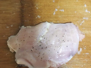 照烧鸡胸肉,鸡胸肉用刀背拍松，撒点黑椒粉腌一会儿。
