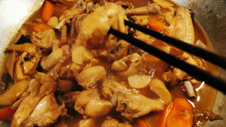 杏鲍菇烧鸡块,大火收汁 汤汁留一些可以拌饭吃 鸡肉用筷子轻松穿透  关火