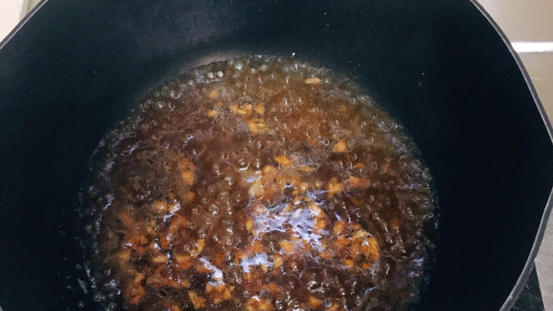 丝瓜酿肉,加入少量生抽、淀粉水和小米辣。