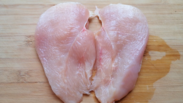 手撕鸡胸肉,从中间剖开成两半。