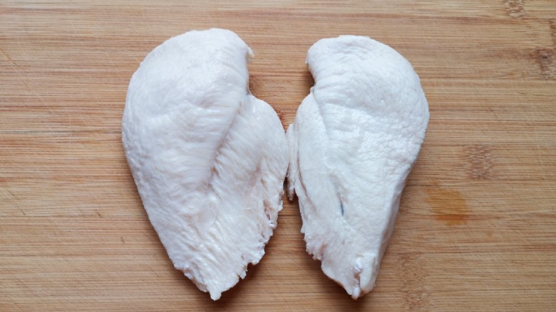 手撕鸡胸肉,煮好的鸡胸肉捞出用凉水冲洗干净。