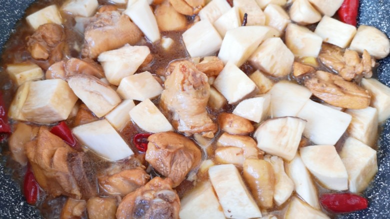 杏鲍菇烧鸡块,半个小时以后鸡块基本上已经熟了，下入杏鲍菇翻炒均匀，中火煮10分钟，让杏鲍菇充分入味。