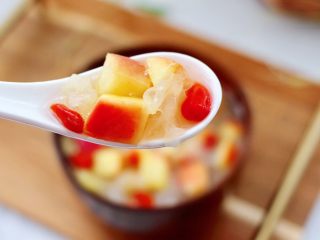 苹果银耳枸杞汤,每天坚持喝一碗，皮肤白里透红又滋润，一碗可以抵10张面膜哟。