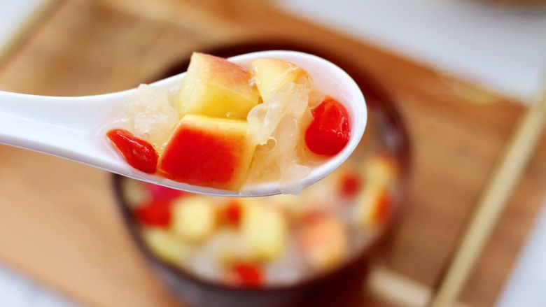 苹果银耳枸杞汤,每天坚持喝一碗，皮肤白里透红又滋润，一碗可以抵10张面膜哟。