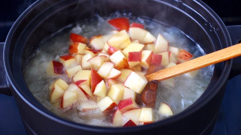 苹果银耳枸杞汤,再加入苹果丁煮3分钟。