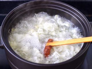 苹果银耳枸杞汤,看见锅中汤汁，变得越来越浓稠的时候。