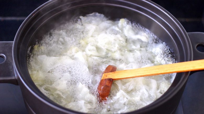 苹果银耳枸杞汤,看见锅中汤汁，变得越来越浓稠的时候。
