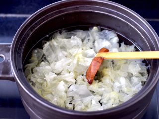 苹果银耳枸杞汤,砂锅倒入适量的清水，把银耳放入大火烧开后转小火煮30分钟。