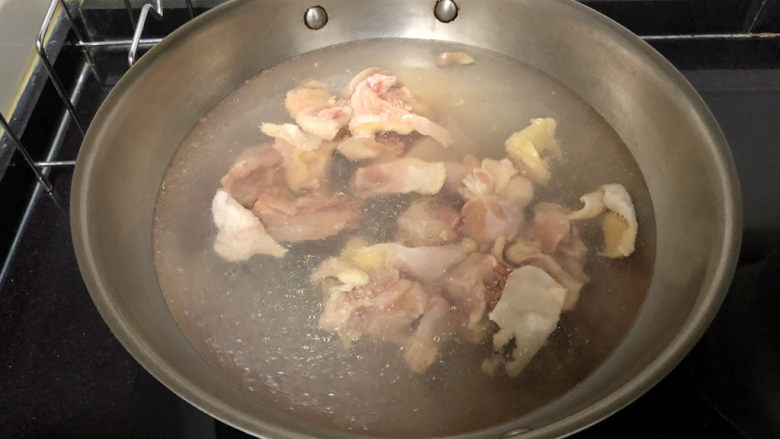 杏鲍菇烧鸡块,冷水下锅，中火煮开