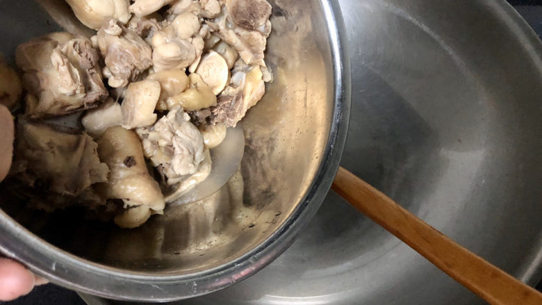 杏鲍菇烧鸡块,热锅冷油，放入鸡块，中小火煸炒到鸡块表面焦黄
