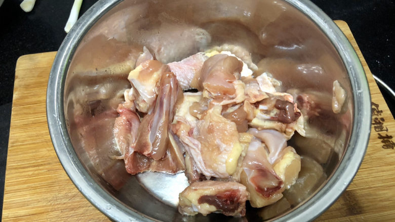 杏鲍菇烧鸡块,鸡清洗剁成均匀大小的块