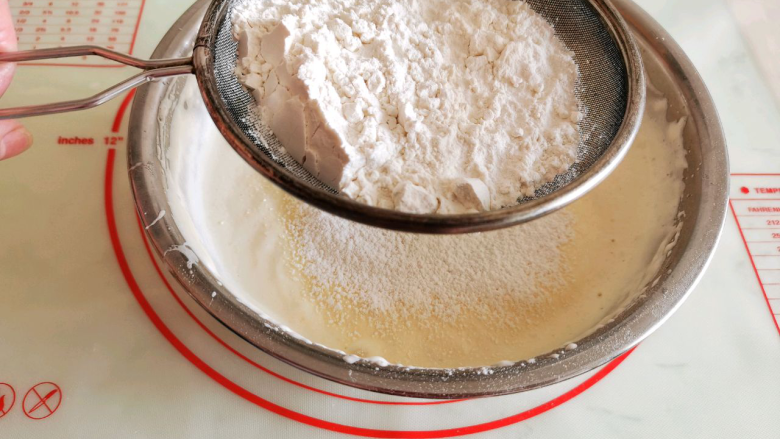 老式蜂蜜蛋糕,加入玉米油，用同样的手法，迅速翻拌均匀。