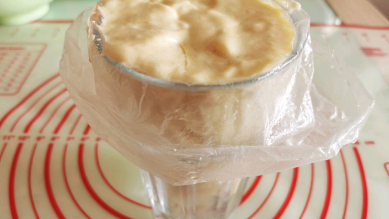 老式蜂蜜蛋糕,将蛋糊挤入纸杯中，挤入6~7分满就可以，也可以用连模来烤。
