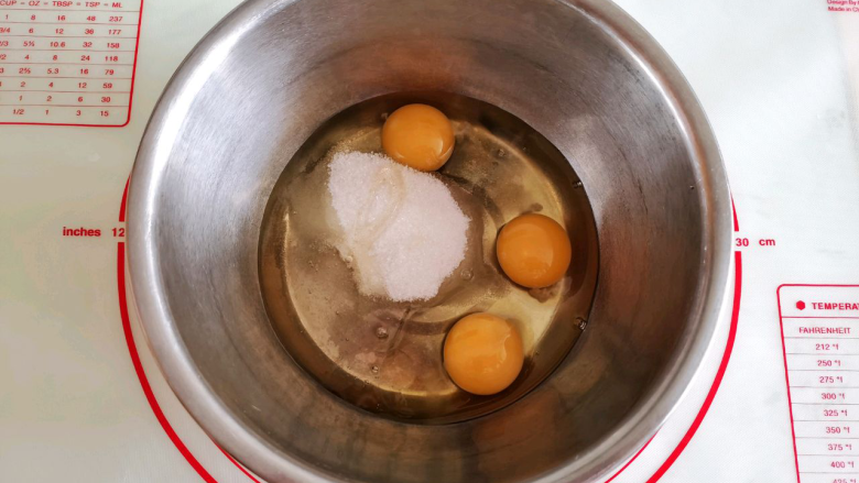 老式蜂蜜蛋糕,准备一个无油无水的盆，磕入3个鸡蛋，加入全部的砂糖和<a style='color:red;display:inline-block;' href='/shicai/ 865'>蜂蜜</a>。（注意：鸡蛋上的水分也要擦干净，否则不小心混入水分将无法打发）
