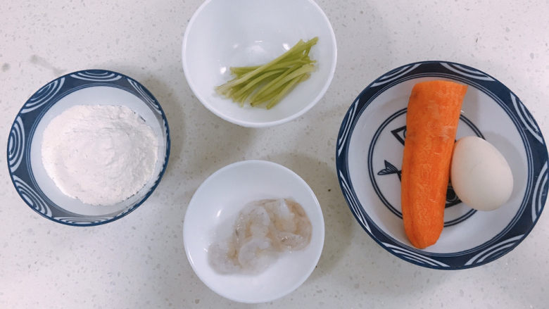 快手虾仁蔬菜饼,先准备食材。