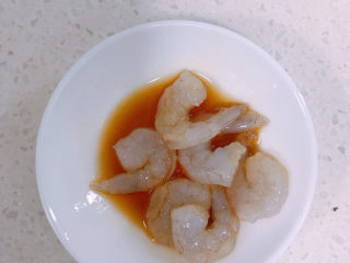 快手虾仁蔬菜饼,虾仁用少许生抽和料酒腌制。