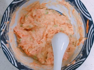 快手虾仁蔬菜饼,胡萝卜丝，芹菜，鸡蛋，面粉全部拌到一起，加少许盐