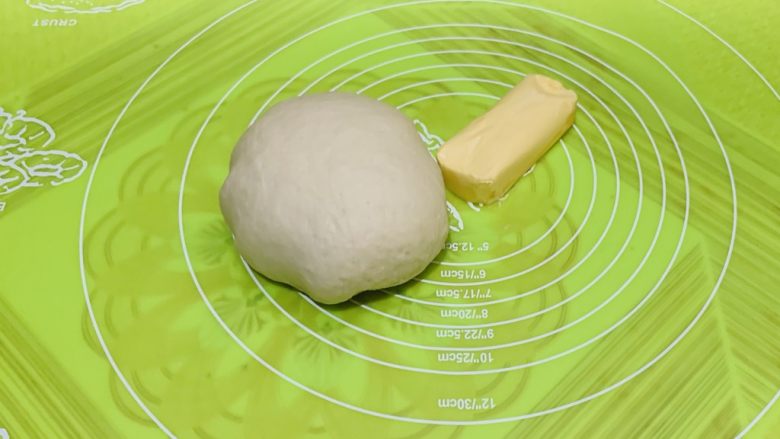 玛卡龙千层酥(保证酥糯),把面团移到揉面板上，黄油不用软化，在冷藏室里拿出能用手捏开就行。