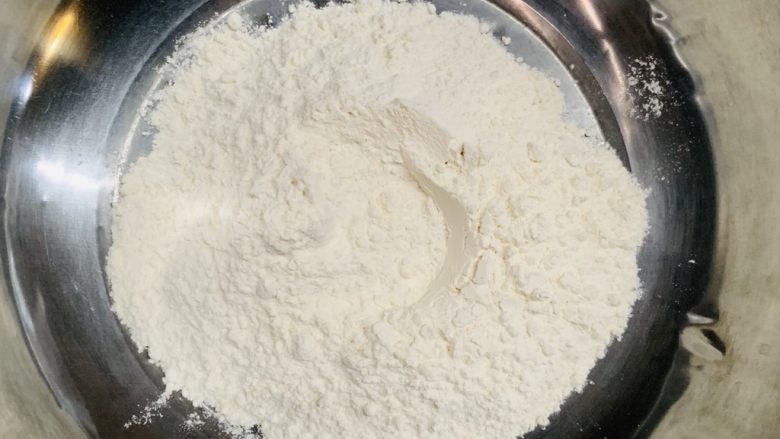 玛卡龙千层酥(保证酥糯),按照配料步骤进行，准备高筋面粉。