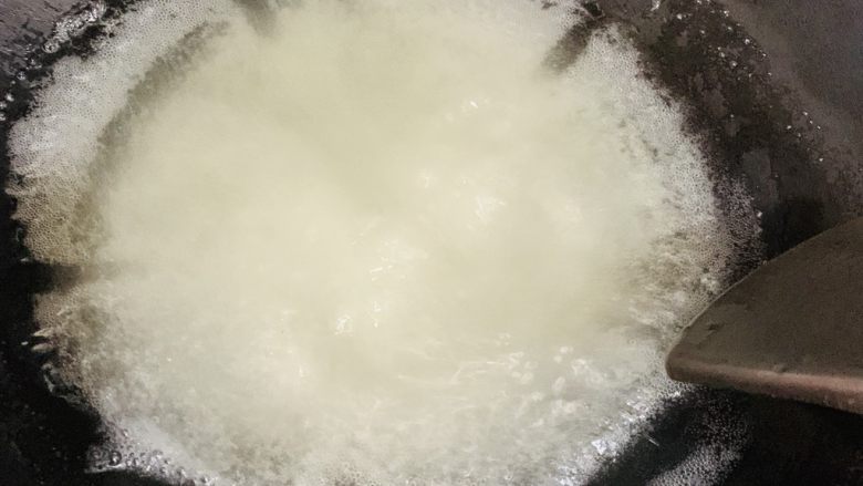 玛卡龙千层酥(保证酥糯),快速搅拌让白糖融化。