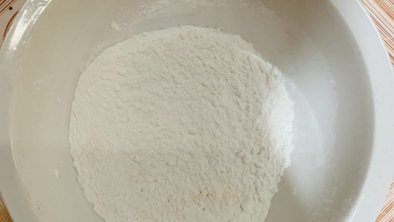 玛卡龙千层酥(保证酥糯),盆里准备糯米粉。
