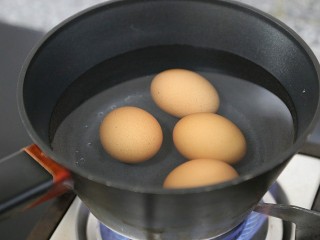 香辣卤鸡爪,鸡蛋冷水下锅煮熟后，外壳轻轻的敲碎一点，这样等会更方便入味