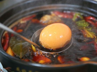 香辣卤鸡爪,焖好的卤汤直接煮开，先加入鸡蛋，鸡蛋比较难入味