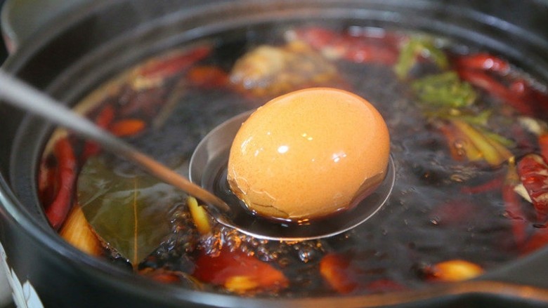 香辣卤鸡爪,焖好的卤汤直接煮开，先加入鸡蛋，鸡蛋比较难入味