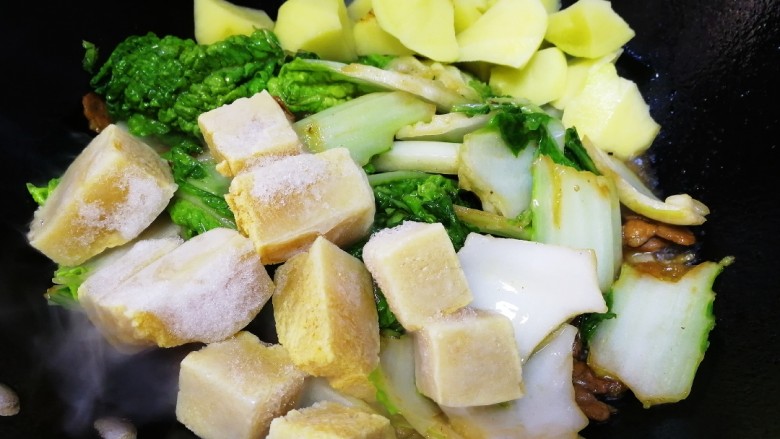 白菜土豆炖冻豆腐,放入土豆和冻豆腐。