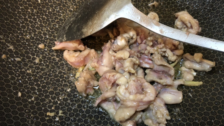 水煮牛蛙,炒至基本变色，因为加了淀粉，所以稍微有点粘锅，没影响的