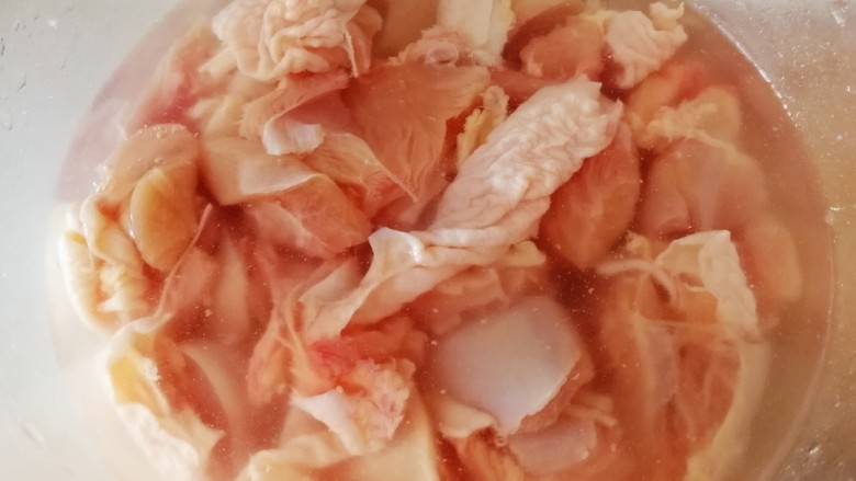 杏鲍菇烧鸡块,冷水里洗两遍。