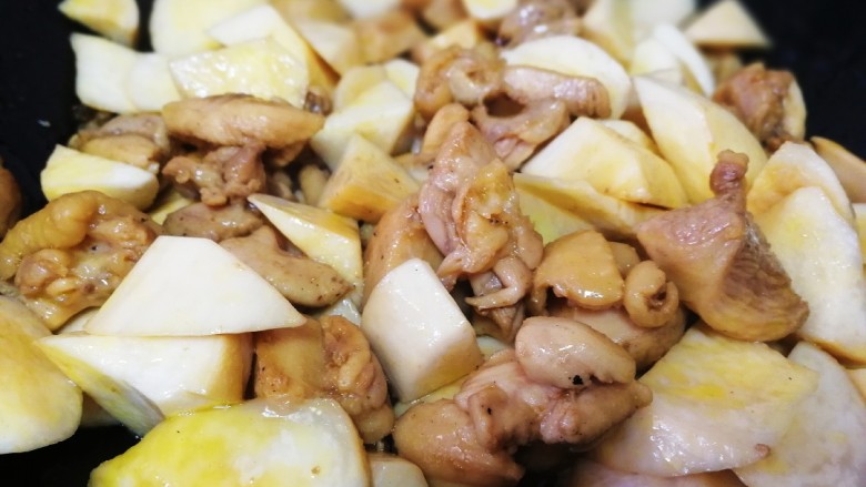 杏鲍菇烧鸡块,文火炒匀，炒至杏鲍菇变软。