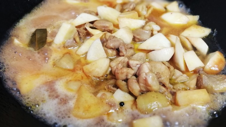 杏鲍菇烧鸡块,加适量开水文火煮3分钟。