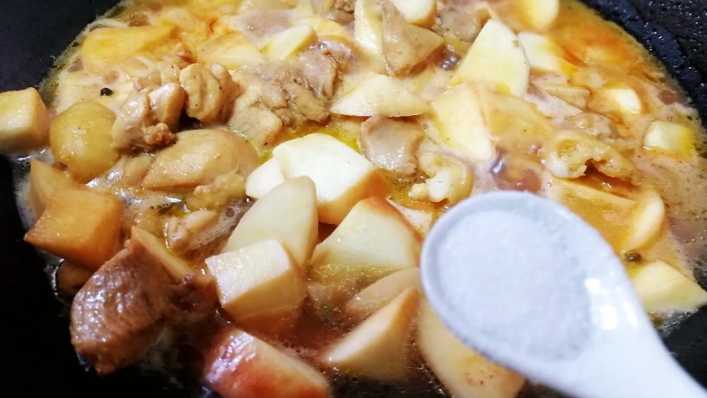 杏鲍菇烧鸡块,放入一小勺盐。
