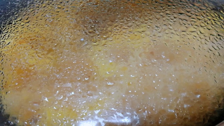 杏鲍菇烧鸡块,盖上锅盖文火烧。