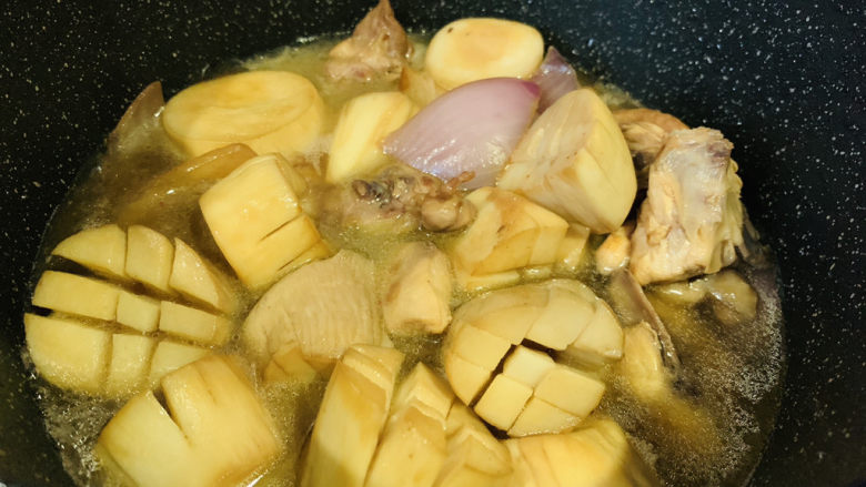 杏鲍菇烧鸡块,翻炒均匀，加适量清水；