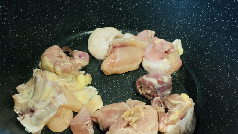 杏鲍菇烧鸡块,锅里加油，倒入鸡块；