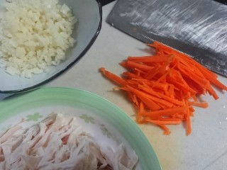 手撕鸡胸肉,大蒜切碎，胡萝卜切丝，豆芽洗净