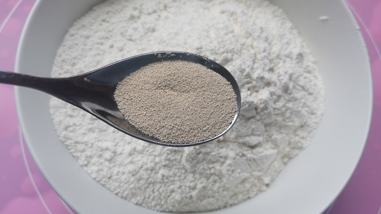 红枣葡萄干吐司,面粉中加入酵母粉