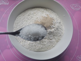 红枣葡萄干吐司,加入白糖，盐