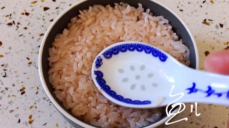 鲍鱼捞饭,蒸熟的米饭放入碗中压实