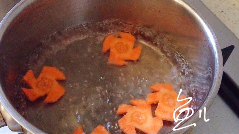 鲍鱼捞饭,水开放入胡萝卜片，焯水30秒