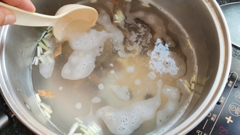 营养美味还可强身健体的海蛎粥，你值得拥有,水大开后搅拌一下