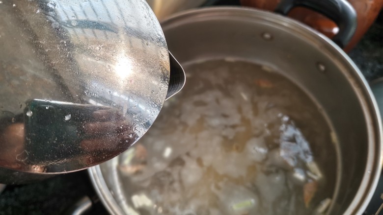 营养美味还可强身健体的海蛎粥，你值得拥有,加点油，防止溢锅