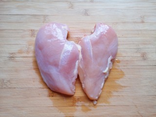 照烧鸡胸肉,鸡胸肉清洗干净。