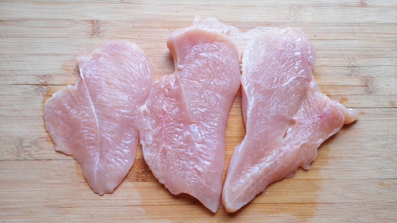 照烧鸡胸肉,用刀剖开，一块鸡胸肉可以剖成三片。